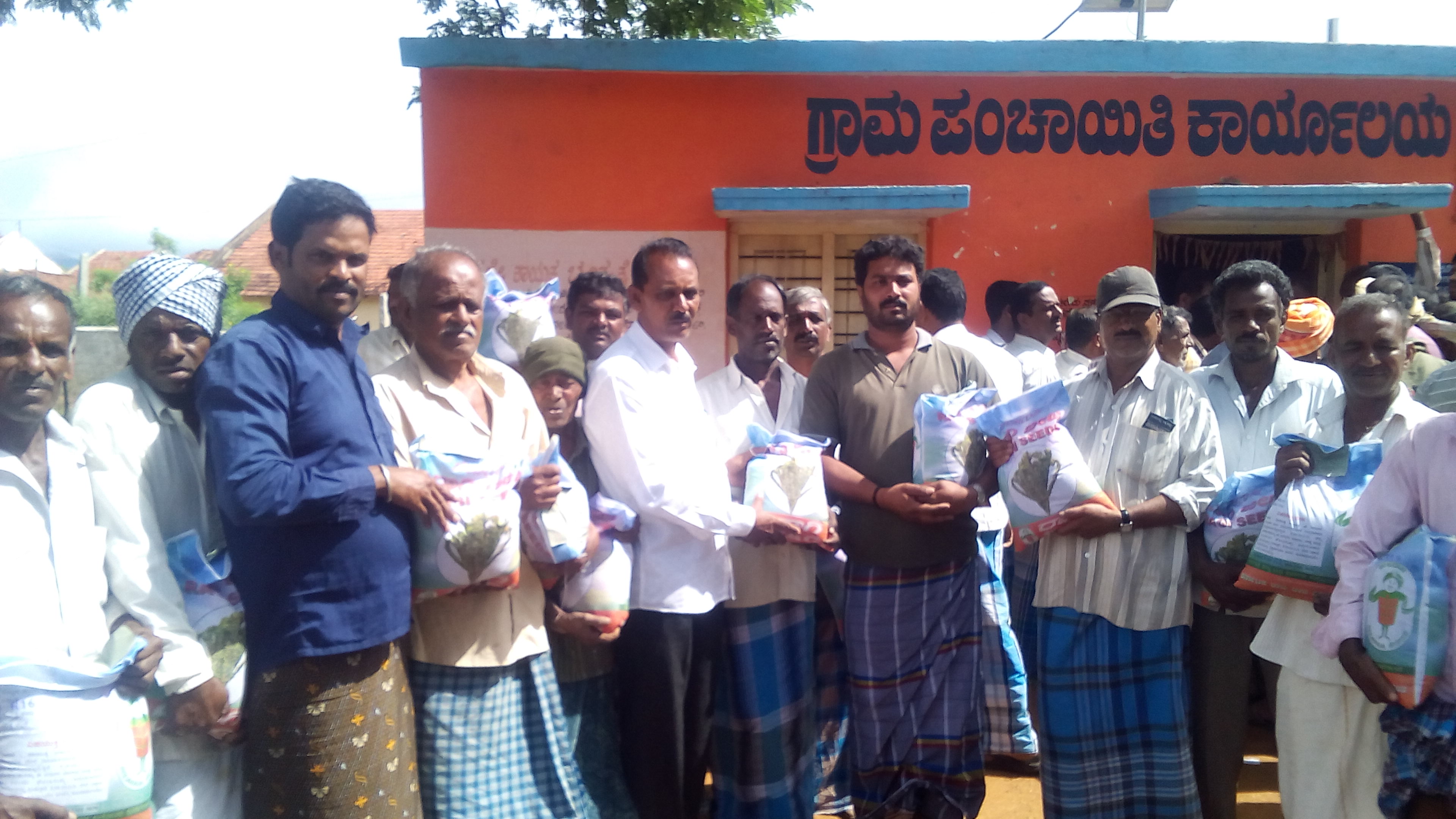 ಕೃಷಿ ಇಲಾಖೆಯಿಂದ ಬಿತ್ತನೆ ರಾಗಿ ವಿತರಣೆ